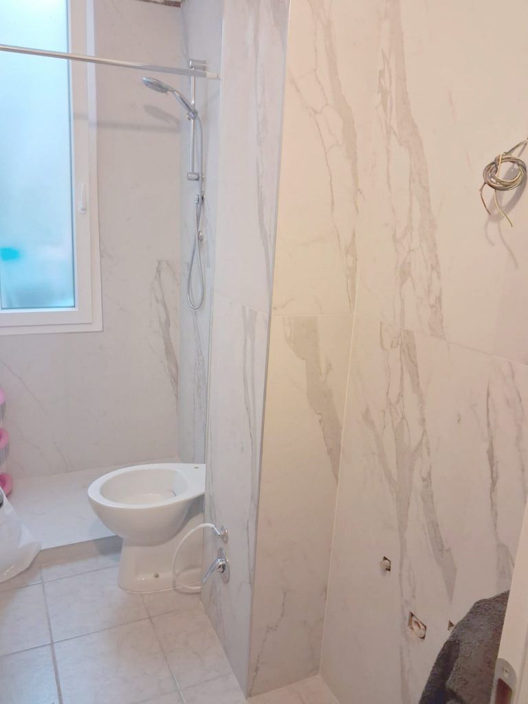 Dopo - Sostituzione Bagno: Da Cemento Nudo a Marmo Calacatta
