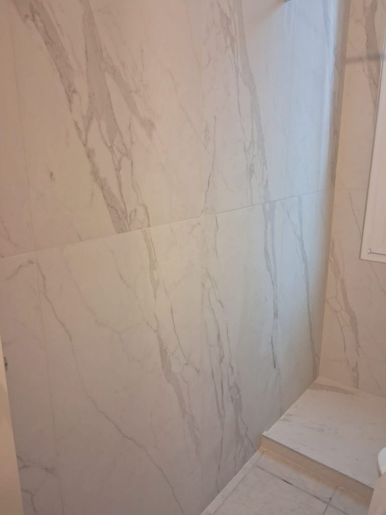 Sostituzione Bagno: Da Cemento Nudo a Marmo Calacatta