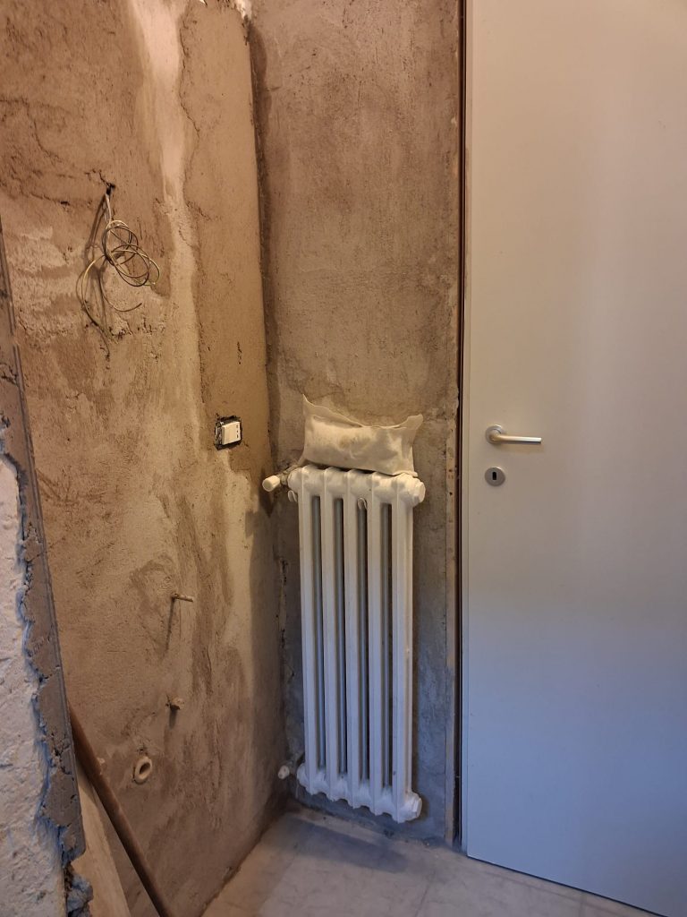 Sostituzione Bagno: Da Cemento Nudo a Marmo Calacatta