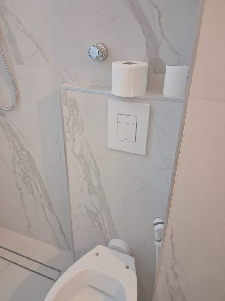 Sostituzione Bagno: Da Cemento Nudo a Marmo Calacatta