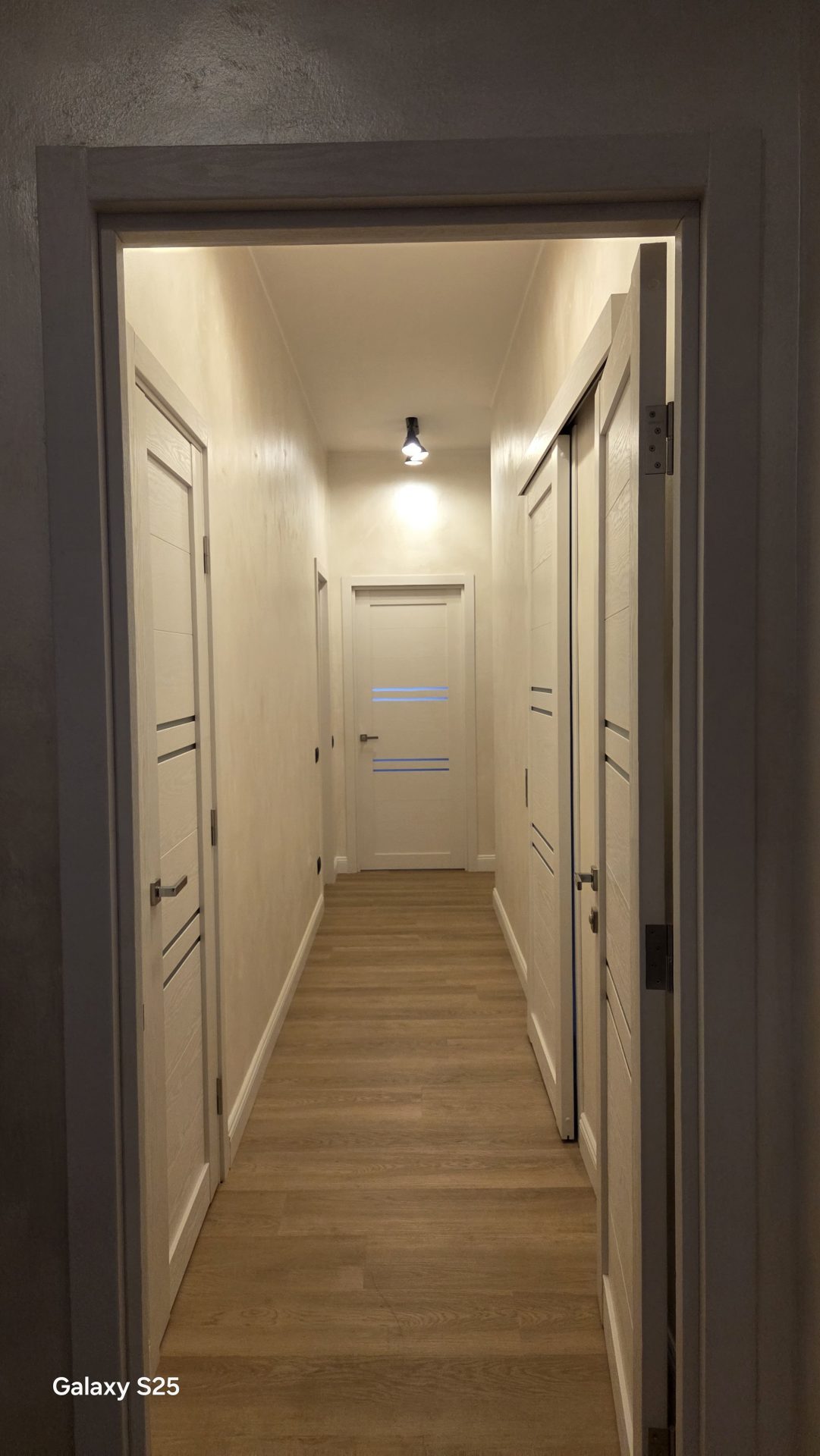 Corridoio con le nuove porte interne bianche viste dall'ingresso